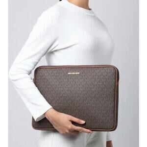 MICHAEL KORS Signature Jet Set Travel Large Laptop Case Brown Multi